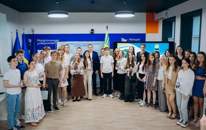 В Дніпрі та Києві, але серцем з Донеччиною: на базі МДУ відзначили талановитих учнів