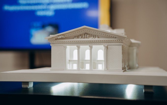 МДУ отримав у подарунок мініатюру будівлі драматичного театру