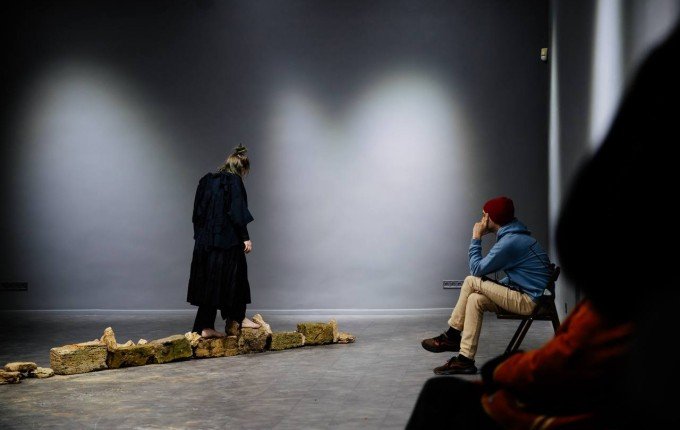 Про наративи мовою мистецтва: студентка МДУ провела перформанс в музеї Одеси