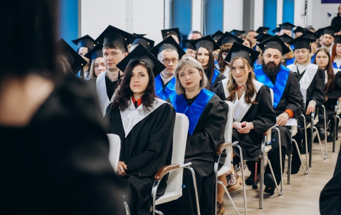 У Маріупольському урочисто привітали випускників-магістрів image