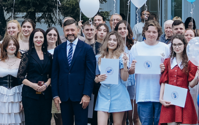 На хвилі мрій: у Маріупольському вручили дипломи бакалаврам